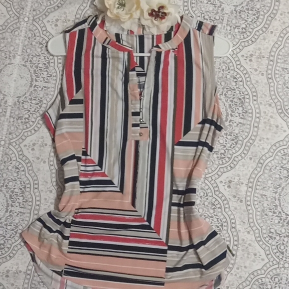 CUTE V-cut patterned blouse - Picture 13 of 14